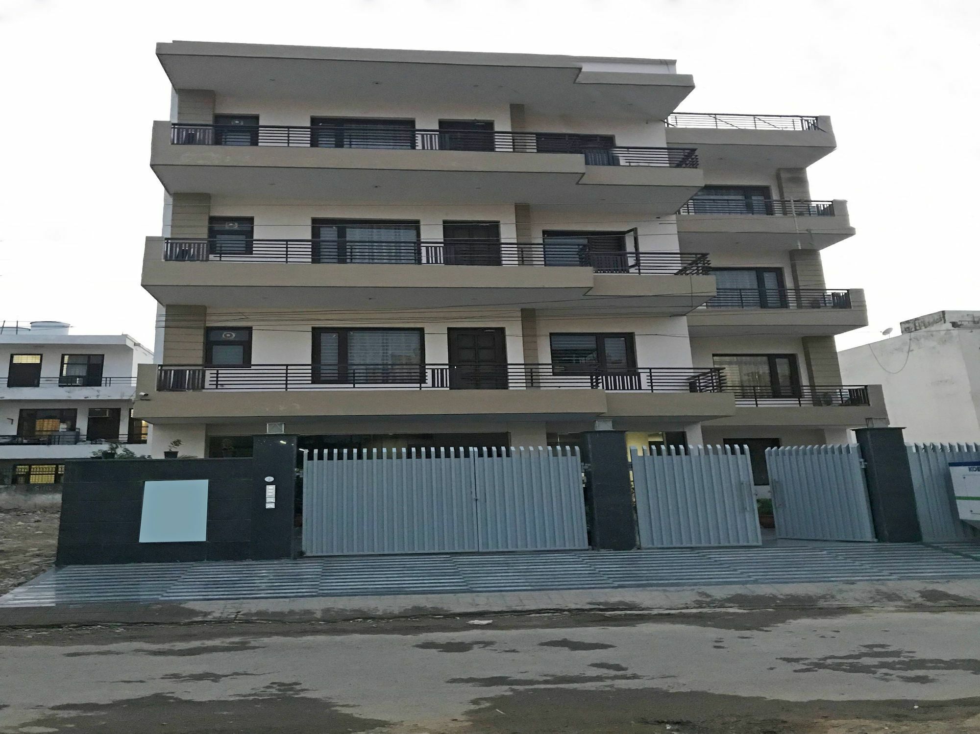 Oyo 14482 Live Inn Gurgaon Exterior photo